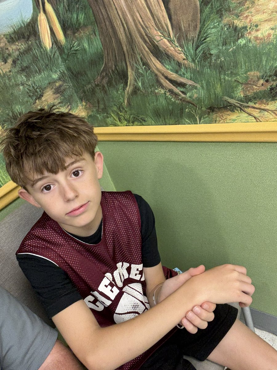 Siever's tweet photo. Blessed that his wrist is not fractured and just sprained. Sadly, we going to miss out on the USA Basketball tournament in KC. On the flip side, @TheGeneral2031 is going to work on his left hand the next two weeks. #keepworking #injuriesstink https://t.co/zdynDtWyjL