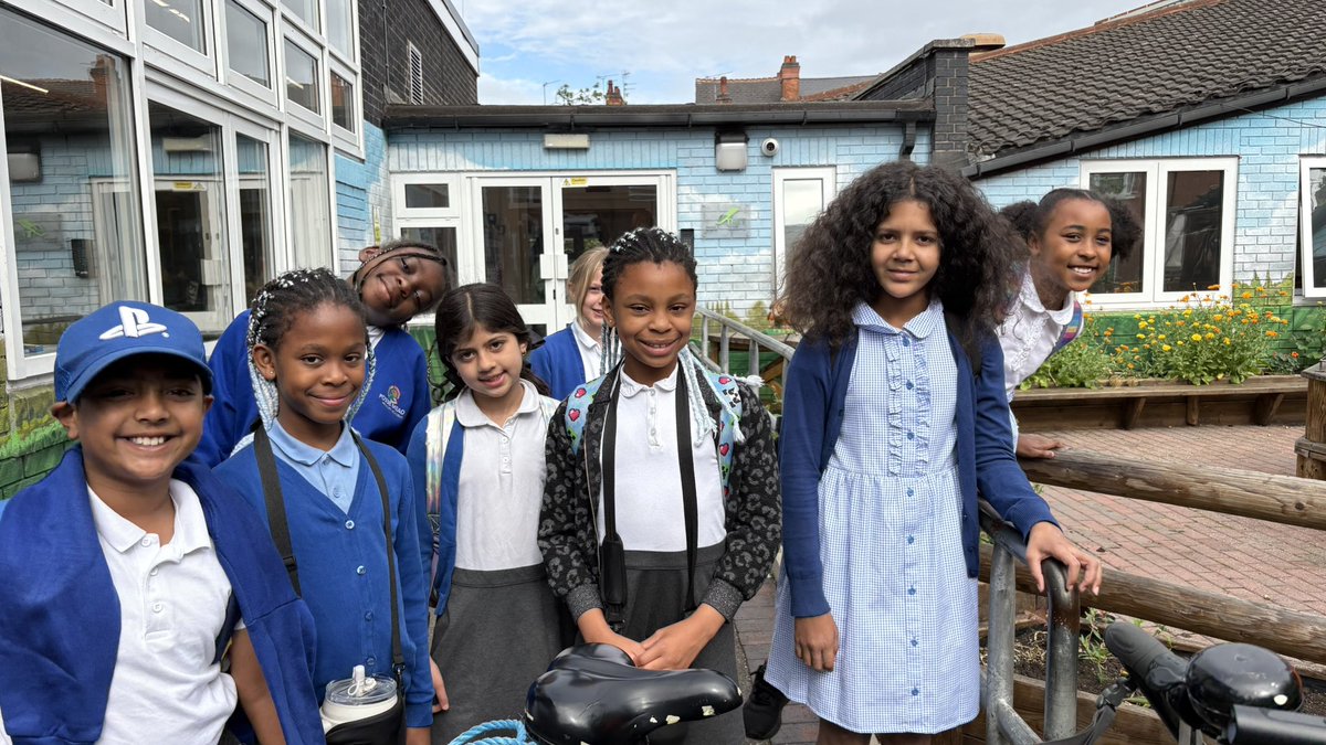 Fosse_TMET's tweet photo. Our gardening club have had a fantastic time today at the Leicester Markets selling their produce. Thank you to @RideLeicester for transporting their goods on some amazing cargo bikes @sfmtweet #fmproud #fmresponsible https://t.co/gXvFNCfOks