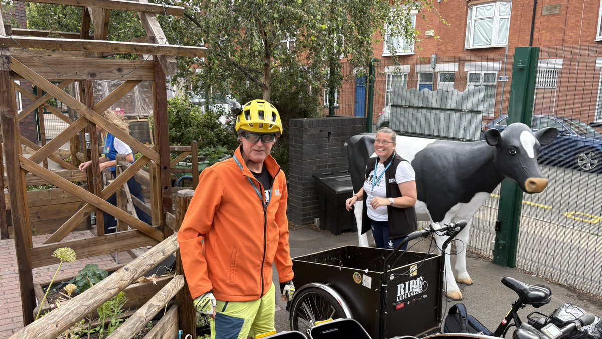 Fosse_TMET's tweet photo. Our gardening club have had a fantastic time today at the Leicester Markets selling their produce. Thank you to @RideLeicester for transporting their goods on some amazing cargo bikes @sfmtweet #fmproud #fmresponsible https://t.co/gXvFNCfOks