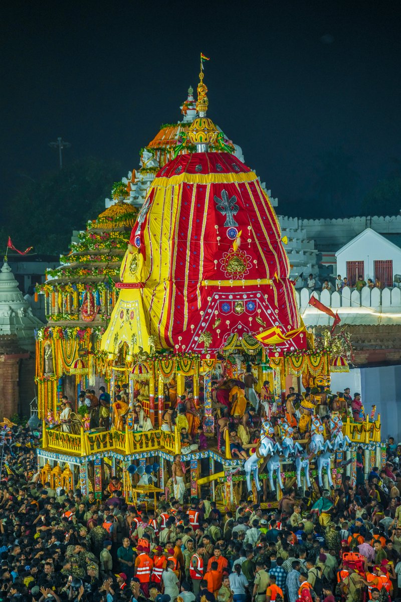 JagannathaDhaam's tweet photo. ଆଧ୍ୟାତ୍ମିକ ଓ ଭକ୍ତିମୟ ପରିବେଶ ମଧ୍ୟରେ ମହାପ୍ରଭୁ ଶ୍ରୀଜଗନ୍ନାଥଙ୍କ ନନ୍ଦିଘୋଷ ରଥ ଟଣାର ଦିବ୍ୟ ଦୃଶ୍ୟ।

The world comes to a stands till to catch a glimpse of Mahaprabhu Shree Jagannatha as the Nandighosa Ratha begins to roll on the Bada Danda. https://t.co/ygxkDCqSpO