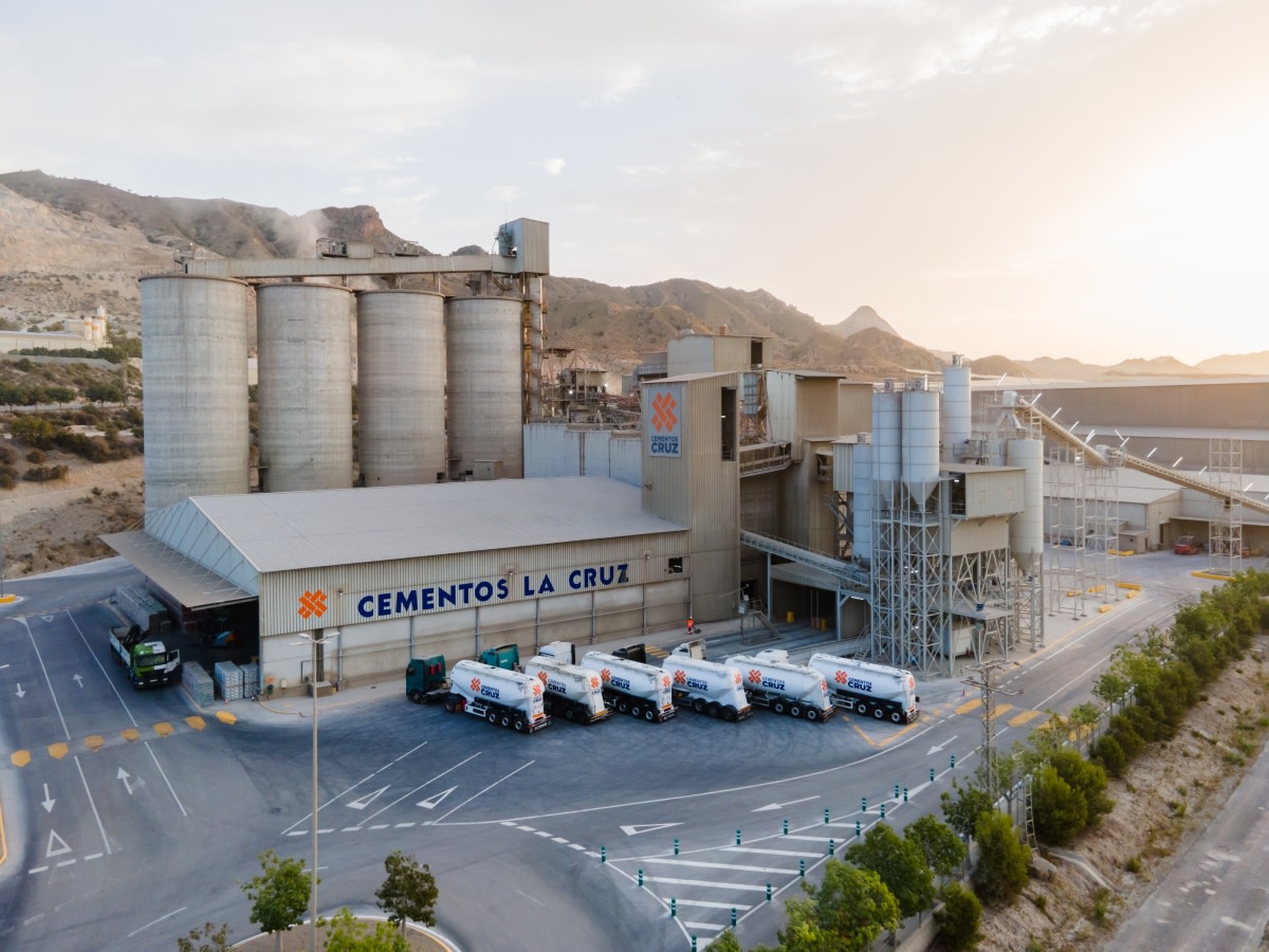 EmuriInnova's tweet image. Cementos La Cruz, #patrono de la cátedra, ha presentado su hoja de ruta para transformar el #sectordelaconstrucción con una visión más industrializada, más sostenible y más atractiva para el talento joven. 👏
Lee aquí toda la info: ow.ly/YU5g50WhsVu
