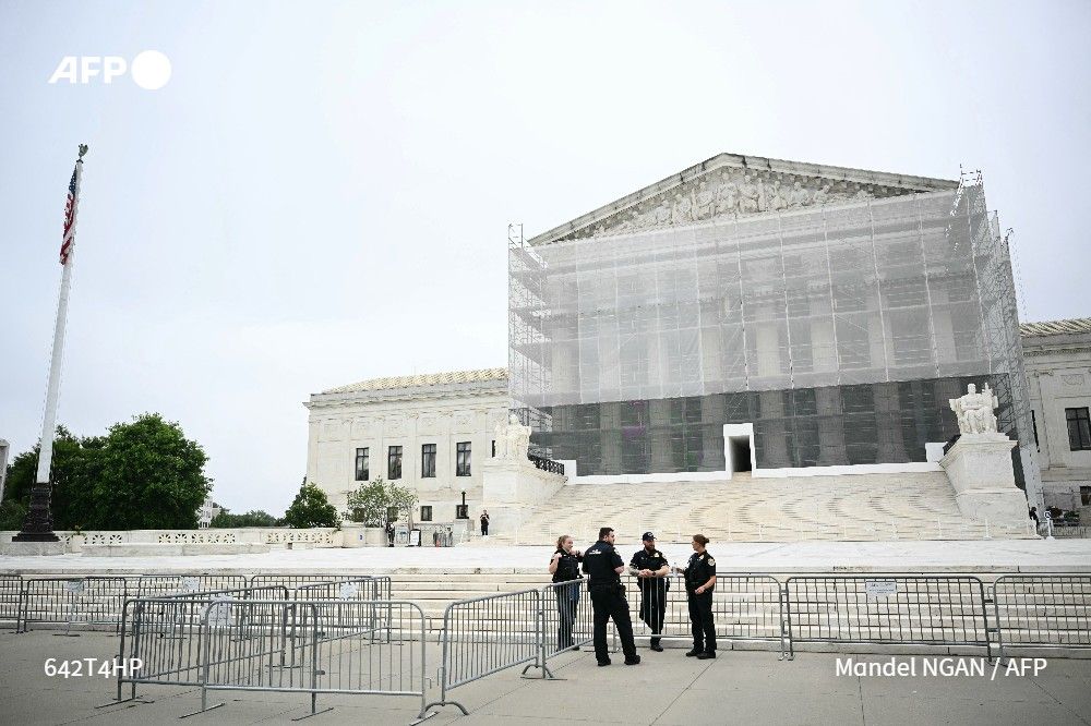 Agence France-Presse (@afpfr) on Twitter photo 🇺🇸 La Cour suprême américaine à majorité conservatrice a accordé une victoire considérable à l'administration Trump en limitant le pouvoir des juges de bloquer à l'échelle nationale les décisions de l'exécutif qu'ils considèrent comme illégales. 🇺🇸 La Cour suprême américaine à majorité conservatrice a accordé une victoire considérable à l'administration Trump en limitant le pouvoir des juges de bloquer à l'échelle nationale les décisions de l'exécutif qu'ils considèrent comme illégales.