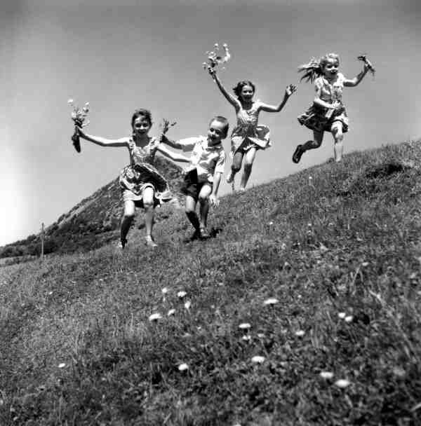 Erano, quei bambini, come le piogge, come i frutti, come le inondazioni. Arrivavano ogni anno a maree regolari, o, se si vuole, a raccolti o a fioriture.

#UnaDigaSulPacifico/6 giorno
Marguerite Duras

#VentagliDiParole

Robert Doisneau