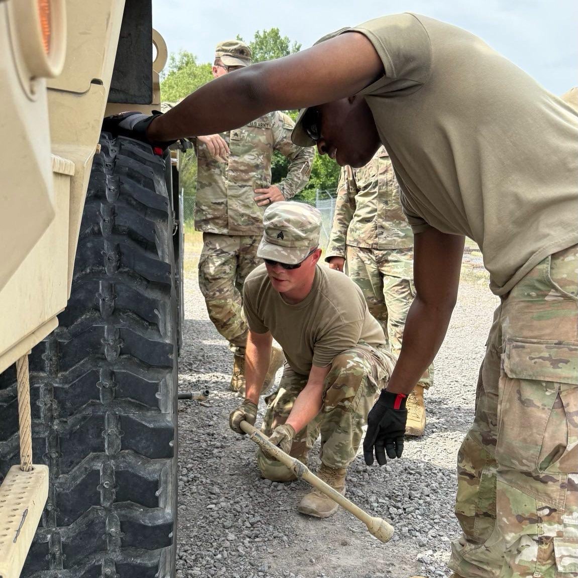 Missouri_NG's tweet image. Ever heard of a Truck Rodeo?
At AT in Camp Gruber, Soldiers from the 220th Transportation Battalion went head-to-head in challenges for the Transportation Commander’s Cup!
Events included:
🔧 PMCS & timed tire changes
🪢 Load tie-down
🚚 Trailer backing
🐍 Serpentine nav