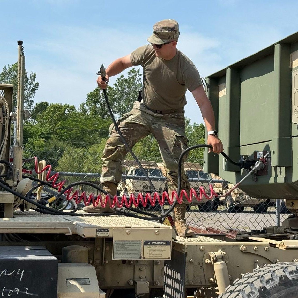 Missouri_NG's tweet image. Ever heard of a Truck Rodeo?
At AT in Camp Gruber, Soldiers from the 220th Transportation Battalion went head-to-head in challenges for the Transportation Commander’s Cup!
Events included:
🔧 PMCS & timed tire changes
🪢 Load tie-down
🚚 Trailer backing
🐍 Serpentine nav