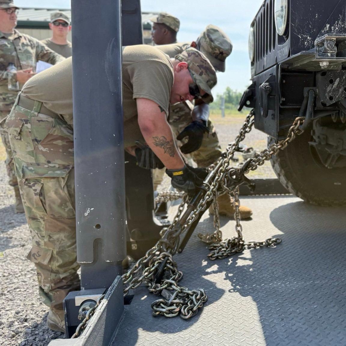 Missouri_NG's tweet image. Ever heard of a Truck Rodeo?
At AT in Camp Gruber, Soldiers from the 220th Transportation Battalion went head-to-head in challenges for the Transportation Commander’s Cup!
Events included:
🔧 PMCS & timed tire changes
🪢 Load tie-down
🚚 Trailer backing
🐍 Serpentine nav