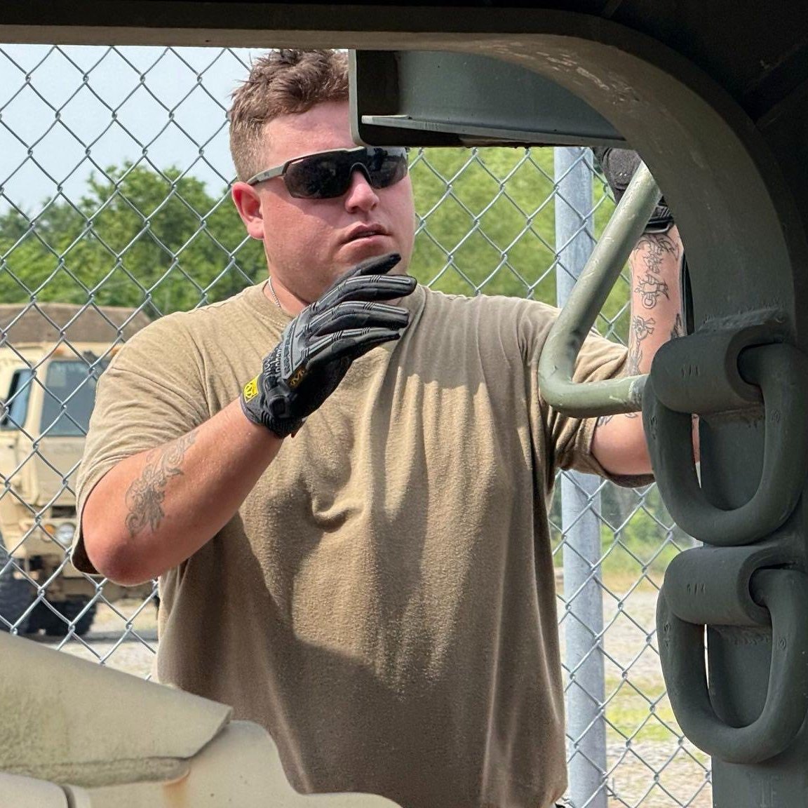 Missouri_NG's tweet image. Ever heard of a Truck Rodeo?
At AT in Camp Gruber, Soldiers from the 220th Transportation Battalion went head-to-head in challenges for the Transportation Commander’s Cup!
Events included:
🔧 PMCS & timed tire changes
🪢 Load tie-down
🚚 Trailer backing
🐍 Serpentine nav