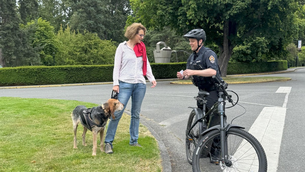 vicpdcanada's tweet photo. Our Community Resource Officers will be out this wknd recognizing good choices w/ Positive Tickets! Think safe biking, clean spaces & helping others! ✨ Positive Tickets = a FREE drop-in sports session @ any Greater Victoria Rec Ctr! #CommunityEngagement #PositiveTickets https://t.co/UfzLbDsVQK