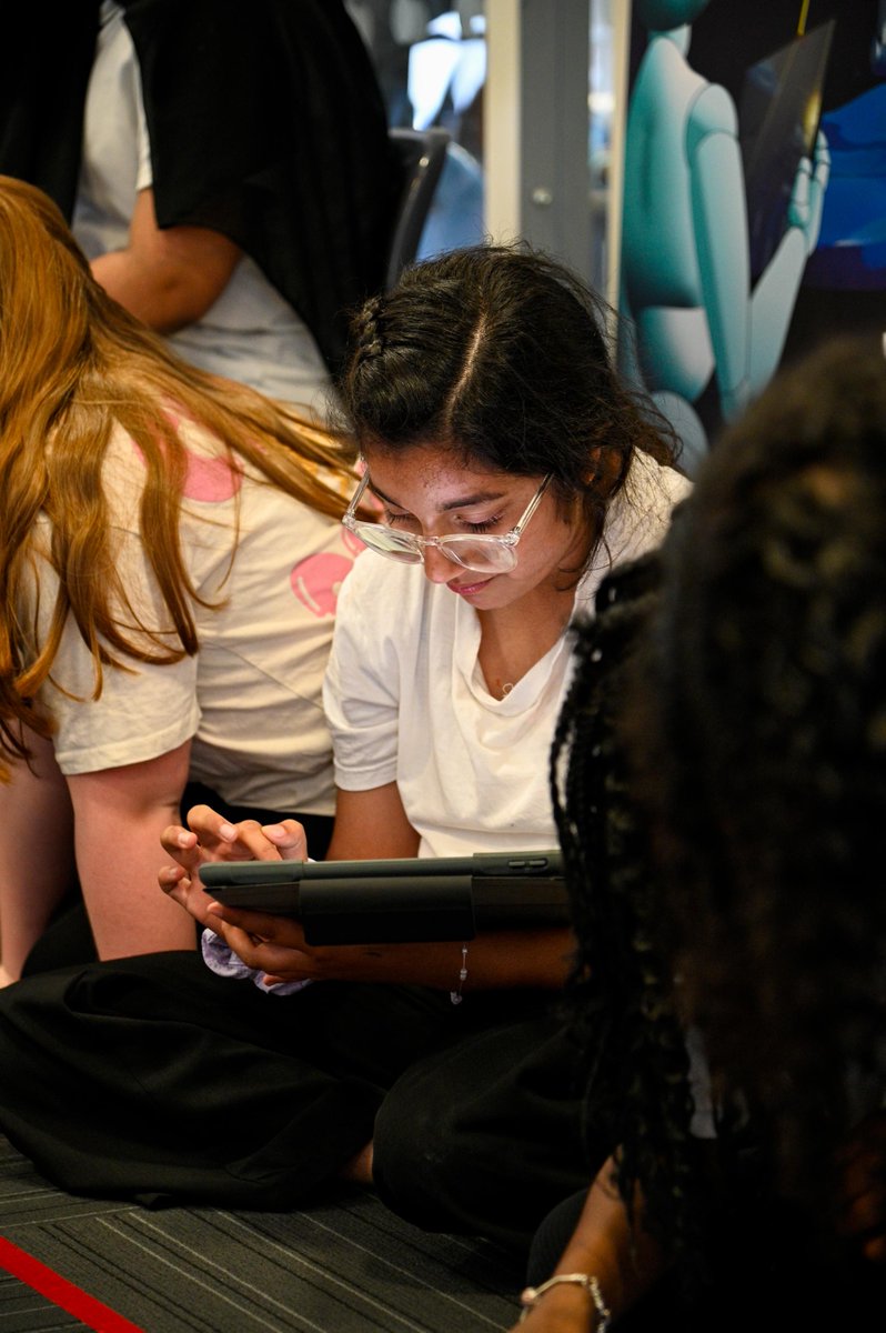 Year 6 also welcomed the RAF Youth STEM Team, who lead a number of workshops on engineering and robotics. The children had to use their problem-solving and teamwork skills, to solve a number of challenges.  Here's some brilliant photos!