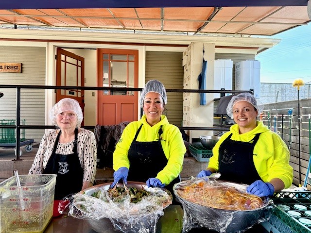graniterockco's tweet image. Lunch time! 🍞🐟 

Graniterock team members servin’ up hot lunches for community members! 

Our team volunteers alongside Pajaro Valley Loaves &amp;amp; Fishes once a month to help feed members in the local community in need. 

#BuildingCommunity #Volunteering #LoavesandFishes
