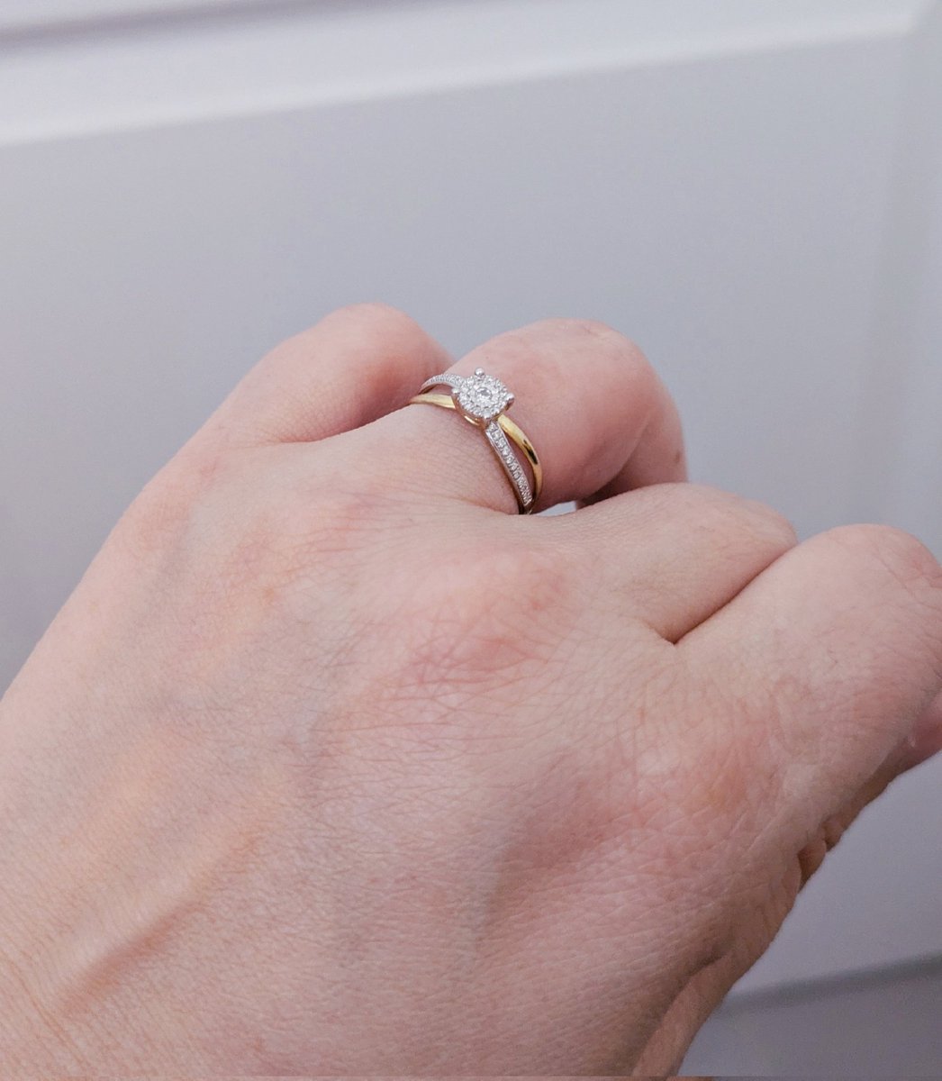 L'amoureux m'a demandé en mariage 💕
J'ai dit oui, devant les enfants.

On a fait un sacré chemin depuis le 15 décembre 2020, avec les circonstances que connaissent ceux qui nous ont suivi.

2026 va être une belle année ❤️