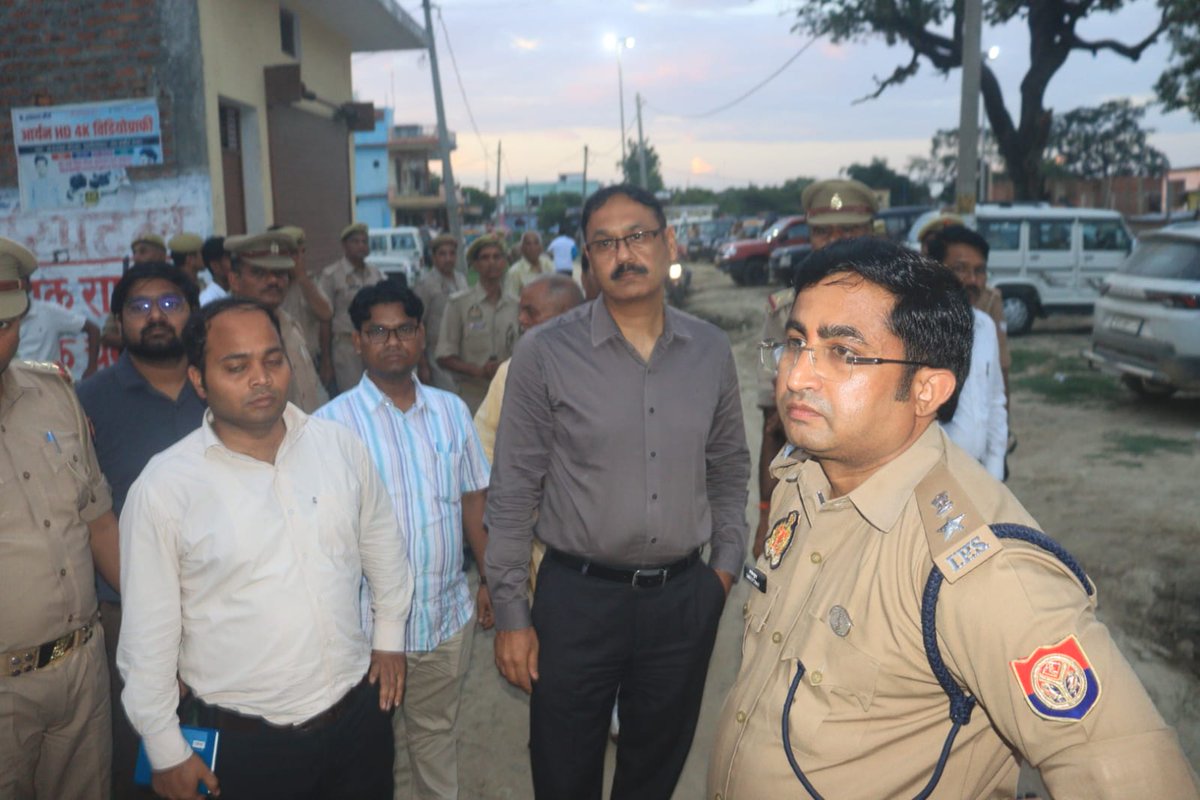 जिलाधिकारी एवं पुलिस अधीक्षक द्वारा बाबा तामेश्वर नाथ धाम पर भगवान शिव की पूजा अर्चना कर परिसर का भ्रमण करते हुए स्थानीय व्यवस्थाओं/सुविधाओं का जायजा लिया गया।

श्रावण मास/कांवड़ यात्रा पर्व को सुरक्षित एवं सकुशल ढंग से संपन्न कराने के दृष्टिगत बाबा तामेश्वर धाम पर प्रशासन व