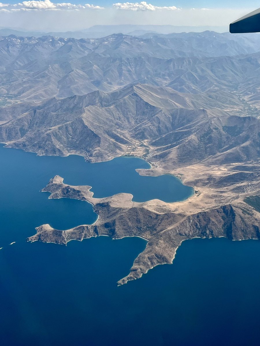Bu gezide seni en çok ne etkiledi diye sorulsa, hiç düşünmeden bu ve benzeri yüce dağlar derdim.

🏔️Van, Hakkari, Şırnak.🏔️

📸Van Gölü.