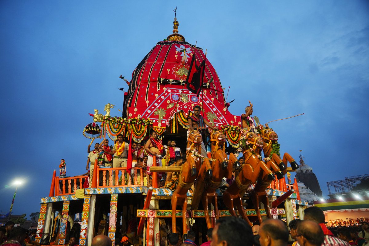SJTA_Puri's tweet photo. ଭାବ ବିହ୍ୱଳ ପରିବେଶରେ ବଡ଼ ଦାଣ୍ଡରେ ତିନି ରଥ ଶ୍ରୀଗୁଣ୍ଡିଚା ମନ୍ଦିର ଅଭିମୁଖେ।

Amidst a sea of devotion and spirituality, the three Rathas inch towards the Shree Gundicha Temple. 

#RathaJatra2025 #RathaYatra2025 #ShreeJagannathaDhaam #SJTA https://t.co/byL4t6jOPX