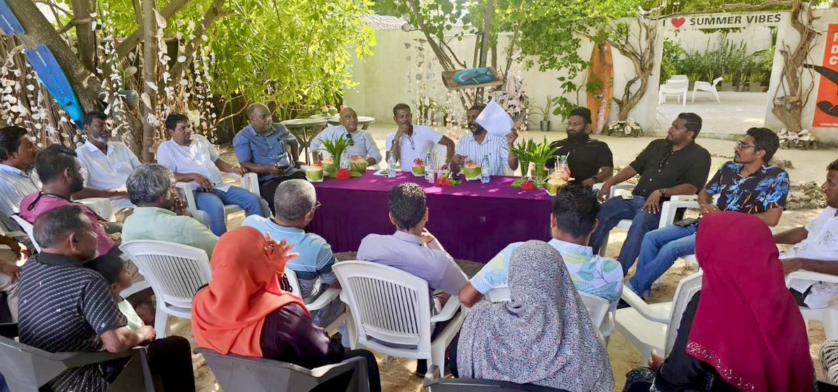 pnc_secretariat's tweet photo. ކޮންގްރެސް ޕާޓީގެ ލީޑަރޝިޕް އިން އަތޮޅު ތެރެއަށް ކުރައްވާ ދަތުރުފުޅުގެ ތެރެއިން، ލީޑަރޝިޕްގެ ޓީމުން އއ. ރަސްދޫ ޕާޓީގެ ސްޓިއަރިންގް ކޮމިޓީ އާއި އެކު ބޭއްވުނު ބައްދަލުވުން. 

މި ބައްދަލުވުމުގައި ރަށުގައި ޕާޓީގެ ހަރަކާތްތައް އިންތިޒާމް ކުރުމ��އި، ޕާޓީގެ އާންމު މެންބަރުންގެ ބައިވެރިވުން އިތުރު ކުރުމުގެ އިތުރުން، މެންބަރުންގެ މެދުގައި ގުޅުން ބަދަހި ކުރުމާއި ގުޅޭ ގޮތުން މަޝްވަރާ ކުރެވިފައިވޭ.

#DhiveheengeRaajje 
#CongressPartyMV