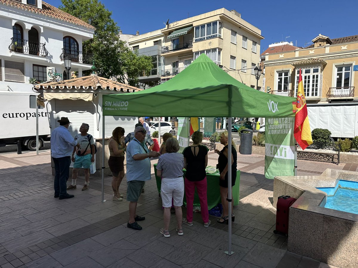 Vox_Fuengirola's tweet image. Cada vez son más los vecinos que se pasan por nuestras mesas informativas a firmar nuestras iniciativas‼️

Semana tras semana se interesan por nuestro programa y nos piden contundencia ante los escándalos del PSOE y la tibieza del PP

#HospitalFuengirolaYa #EstacionDeAutobusesYa