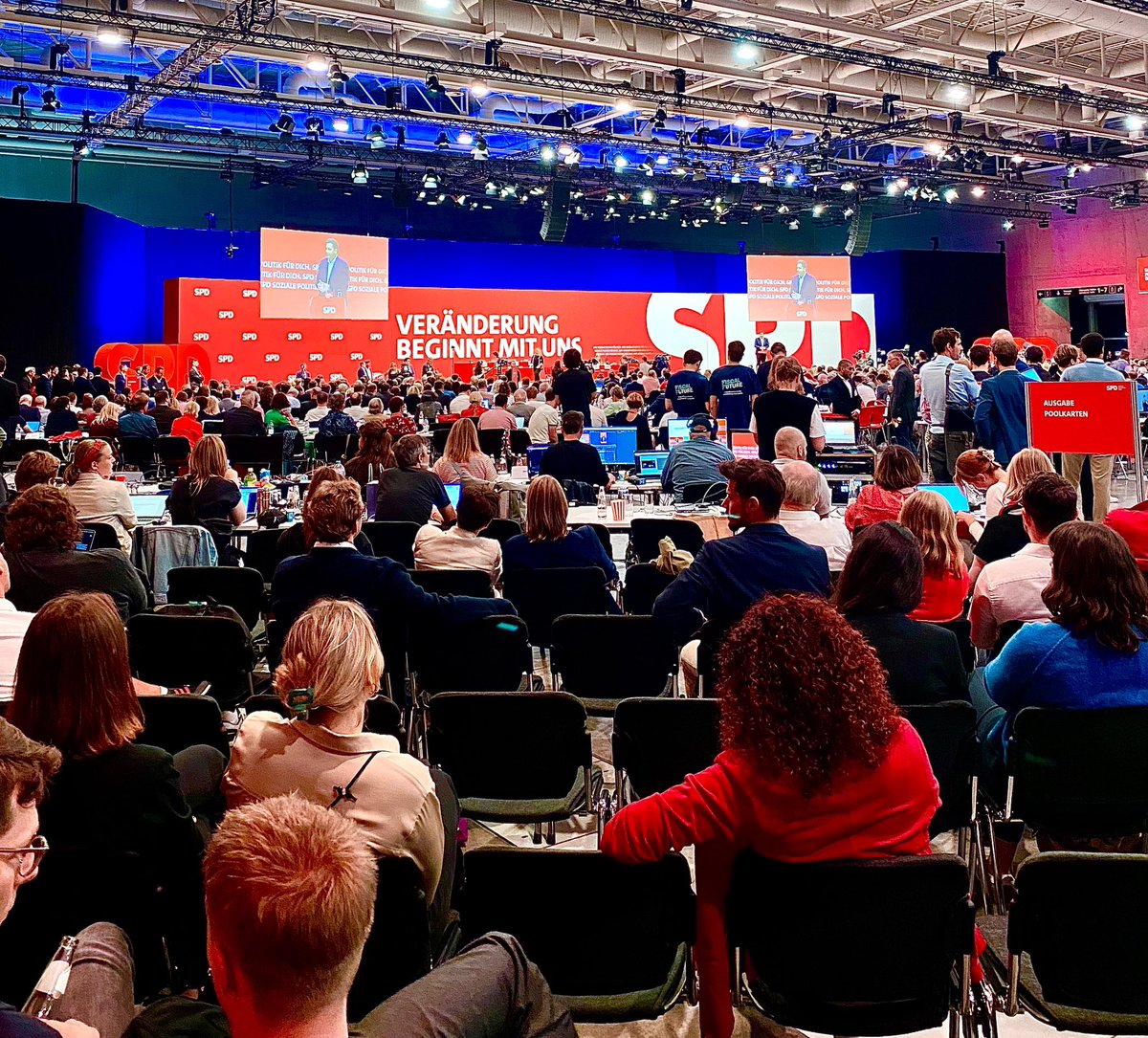 Matthias Bannas (@matthiasbannas) on Twitter photo Bundesparteitag der <a href="/spdde/">SPD Parteivorstand 🇪🇺</a> - ist die Partei bereit für Neues? Die Rede von <a href="/larsklingbeil/">Lars Klingbeil 🇪🇺</a> geht genau in diese Richtung.
Hier mein Bericht für berlinbubble /#spdbpt25 #spdbpt
linkedin.com/posts/berlinbu… Bundesparteitag der <a href="/spdde/">SPD Parteivorstand 🇪🇺</a> - ist die Partei bereit für Neues? Die Rede von <a href="/larsklingbeil/">Lars Klingbeil 🇪🇺</a> geht genau in diese Richtung.
Hier mein Bericht für berlinbubble /#spdbpt25 #spdbpt
linkedin.com/posts/berlinbu…