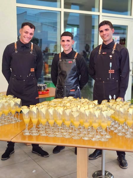 Este jueves el Night Back se celebró en Plaza Oasis. Nuestros clientes repitentes pudieron disfrutar de la combinación perfecta de puro sabor caribeño, ritmo y hospitalidad.🇨🇦💃

#CubaLovers  #CubaFeelsLikeHome