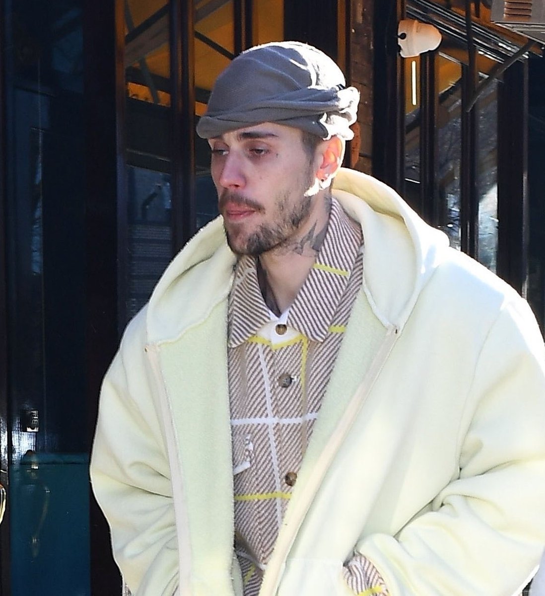 justin bieber crashing out ever since selena gomez got engaged ~ a thread: