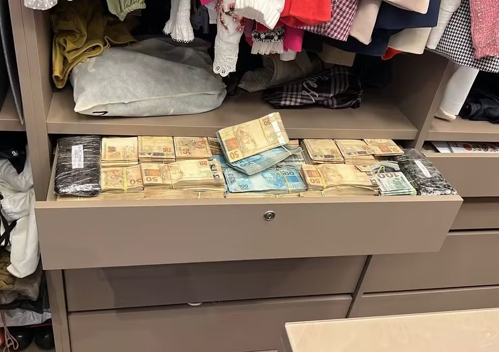 Tão vendo essa grana toda na gaveta?

É dinheiro de Emendas Parlamentares que deveriam servir ao povo mas está bancando o lixo dos deputados.

Por isso é importante apoiarmos o ministro Flávio Dino, pois a Justiça não pode permitir que o crime domine o legislativo de graça.