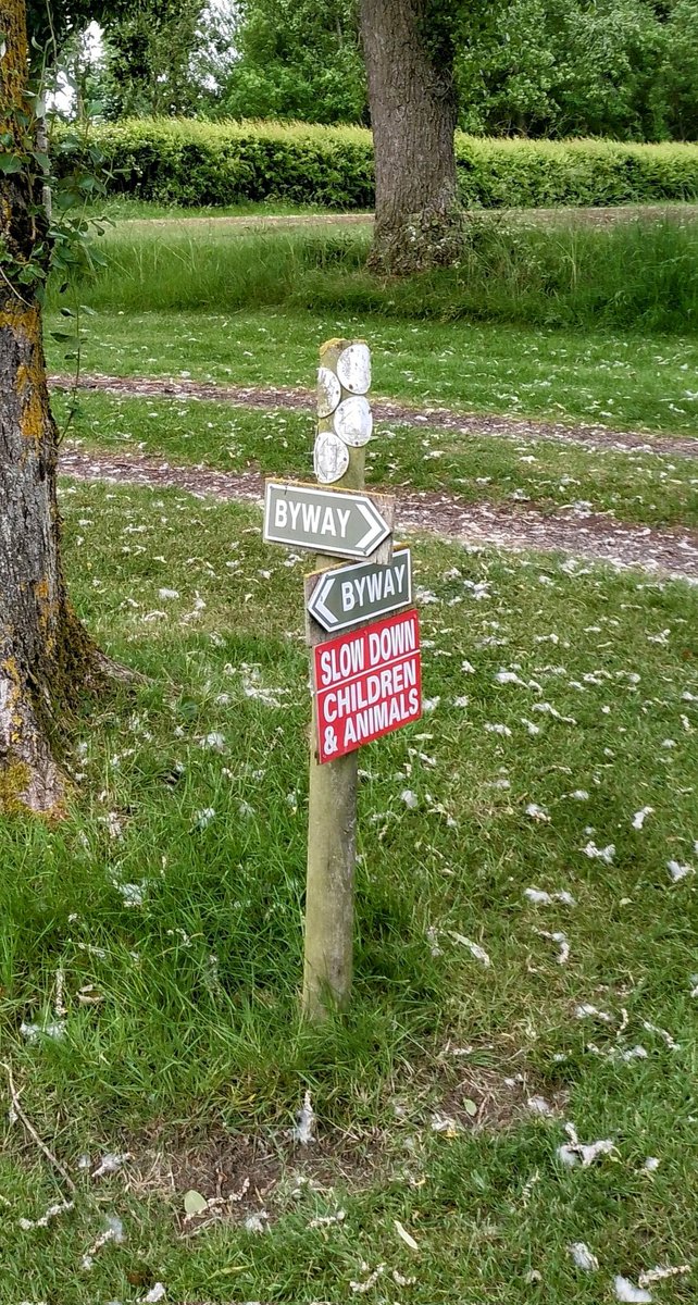 phil0073's tweet photo. #FaxtonCrossroads 4 #FingerpostFriday ,#BywayFriday ,#FootpathFriday . Right photo,from the briefly joined way of #Kettering2Faxton & #Orton2faxton.Left for #FaxtonLostVillage , site of green & #LadyHolme. Ahead 4 #Scaldwell2Faxton .Right 4 #Lamport2Faxton . #PhilOnaBike https://t.co/GwVPX9wkw3
