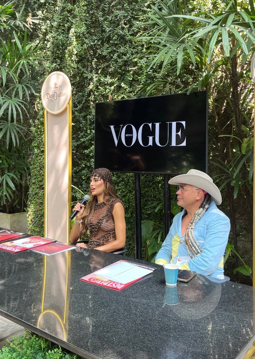 Nuestra diosa en conferencia