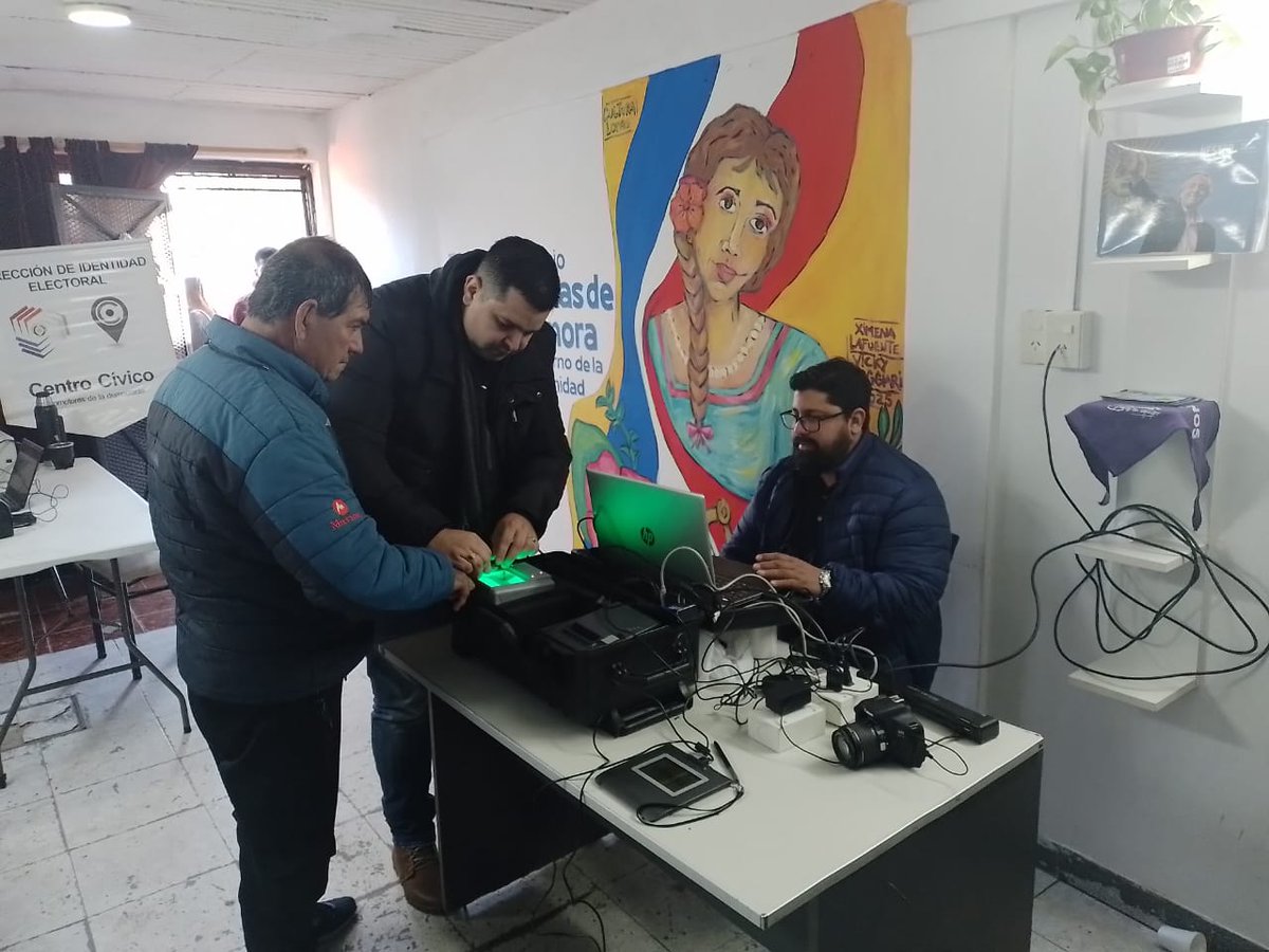 TSJE_Py's tweet photo. ✍🏻 Con el objetivo de lograr que los paraguayos residentes en el extranjero se inscriban y actualicen sus datos en el RCP, para participar de los procesos electorales, funcionarios de la #JusticiaElectoralPy🇵🇾 acompañan las jornadas de Apertura Legislativa.
🧵 https://t.co/algdNuprEF