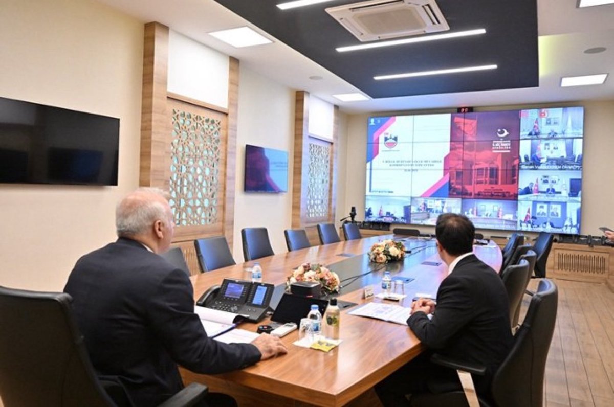 🔴 Diyarbakır’da Düzensiz Göçle Mücadele Toplantısı Yapıldı

▪️Diyarbakır Valisi Murat Zorluoğlu’nun başkanlığında, 5. Bölge Düzensiz Göçle Mücadele Koordinasyon Toplantısı video konferansla gerçekleştirildi. Toplantıda göçle mücadelede iş birliği ve yeni tedbirler ele alındı.