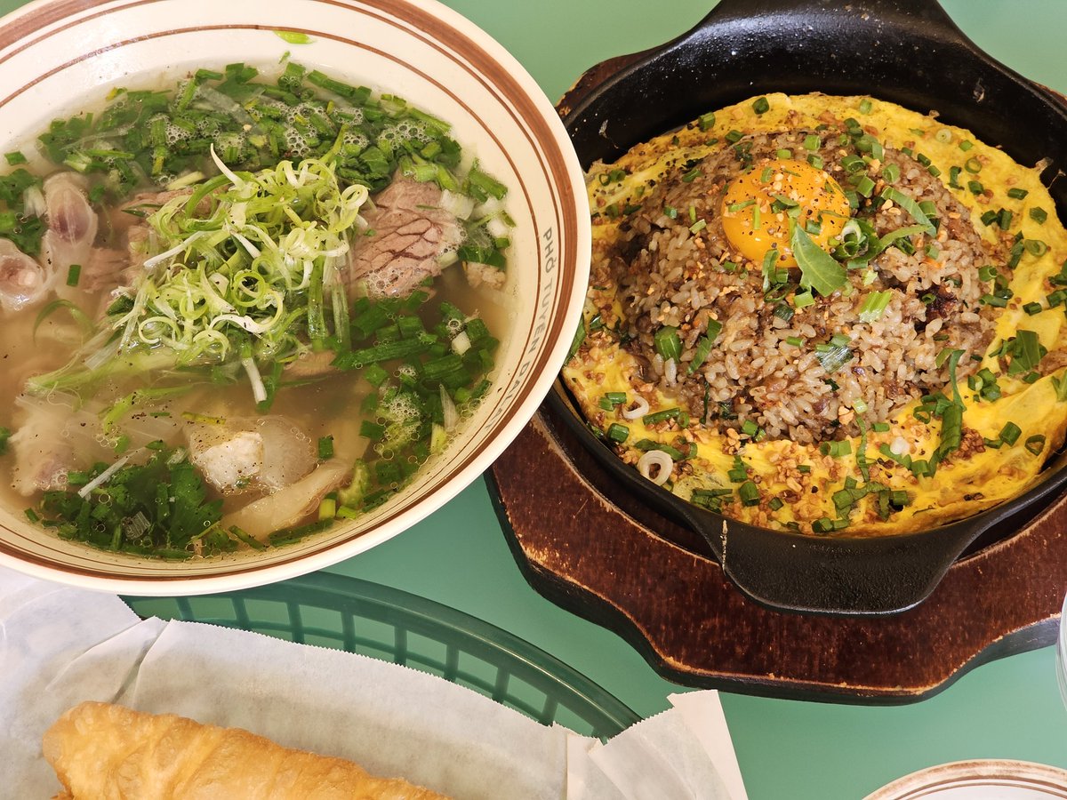 서울 송파 <포뚜옌달랏>

볶음밥 진짜 맛있었다......... 쌀국수도......
볶음밥이 정말... 자꾸 손 가는 맛. 중간중간 쌀국수랑 같이 먹으면 끝도 없이 들어간다.🥹