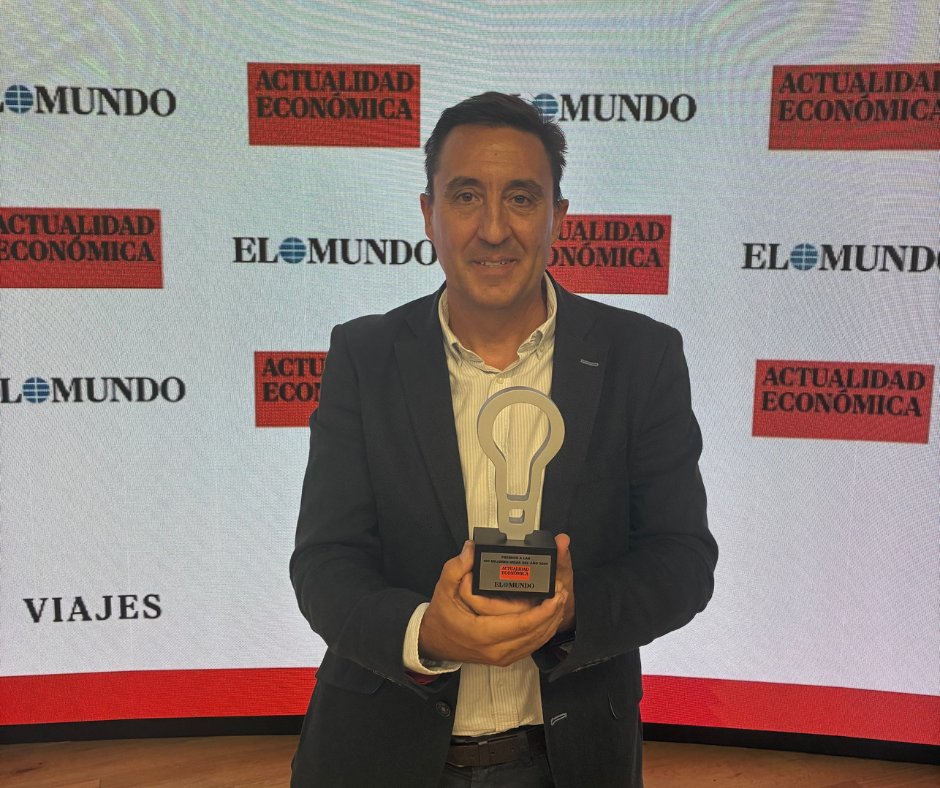 Bayer4CropsES's tweet image. ResiYou, reconocida como una de las “Mejores Ideas del Año” por @laeconomica de @elmundoes.  Nuestro compañero, José Luis Robles, recoge el premio en nombre de #BayerCropScience.

#ResiYou es el primer software capaz de predecir los residuos que generan los tratamientos con