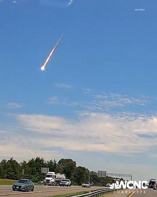In2ThinAir's tweet photo. 🚨#BREAKING: Meteor CRASHES into Earth in BROAD DAYLIGHT! 

A massive fireball, seen by thousands across multiple states, has STRUCK Henry County, Georgia, with fragments smashing through a home's roof. 

Fire departments are scrambling to locate more debris from the meteorite that lit up the sky around 12:30 p.m. Thursday. Reports flooded in from North Carolina, South Carolina, Atlanta, Tennessee, and Florida of a blazing object plummeting through the atmosphere.