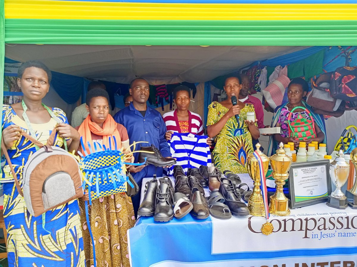 radioishingiro's tweet photo. Aka kanya mu karere ka @GicumbiDistrict hari gusozwa imurikabikorwa n'imurikagurisha ry'Abafatanyabikorwa mu iterambere (#DJAF).

Ni imurikabikorwa ryari rimaze iminsi 3,aho Abaturage bishimiye iki gikorwa ndetse bemezako hari ibyo batari bazi ko bibarizwa muri aka karere. https://t.co/Pg18g7BhHt