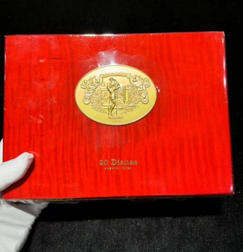 LiyaMaria1986's tweet photo. Romeo y Julieta Línea de Oro Diana 🇨🇺
Elegant & rich at 145mm / 52 ring, packed in boxes of 20. Hand-rolled with premium aged Cuban leaves. Starts with cedar, coffee & spice; builds to wood, leather & buttered biscuit; finishes with sweet wood & lingering cocoa. Pure Cuban luxury.
#Cuba #CA #TX #USA #Cigars #CubanCigars 🍯🔥💨