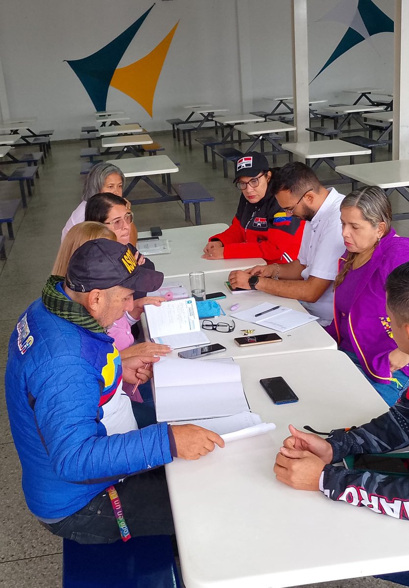 Encuentro de la Direccion Regional con los camaradas de ASOTABOX. Apoyamos el Boxeo y todas las expresiones deportivas y culturales, comprendiendo que el deporte brinda oportunidades para una vida mas sana

#comunaonada
#tupamaroejemplodelucha