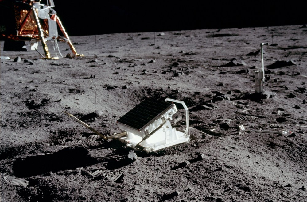 Pulsed lasers measure the Earth–Moon distance with 5–10 mm accuracy. Now a researcher has proposed a path to greater precision by replacing the pulses with a continuous high-power beam. If realized, the technique could reveal details of the lunar interior. go.aps.org/3I1tCM4