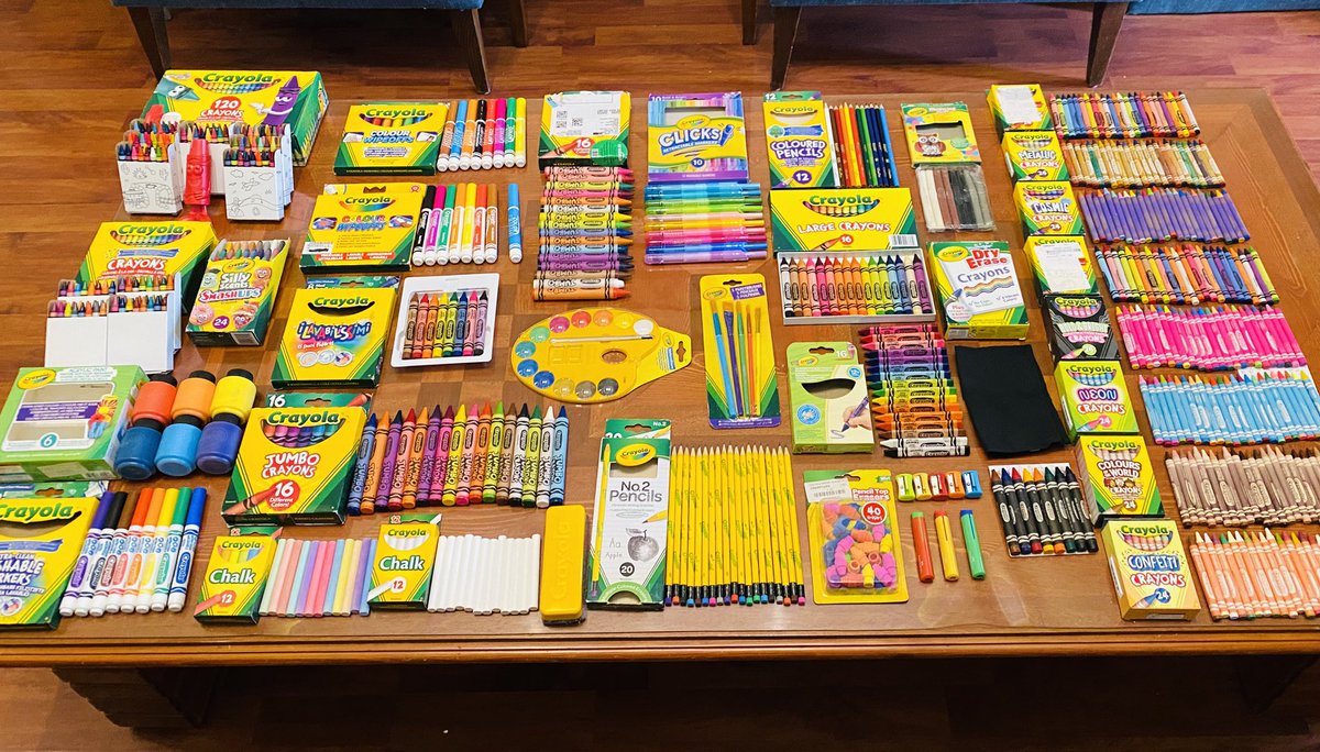 calculus03_'s tweet image. One of my favorite things to collect is #Crayola items (crayons, markers, etc.)

@Crayola is amazing 👌

Here’s a glimpse of my collection 🤩