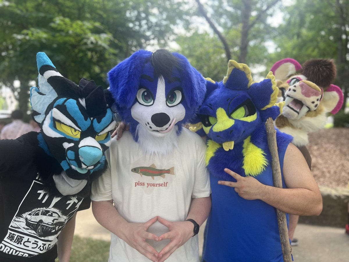 Uhhhh I think there’s a cat behind you😱

🌌 #FursuitFriday #furry 🌌