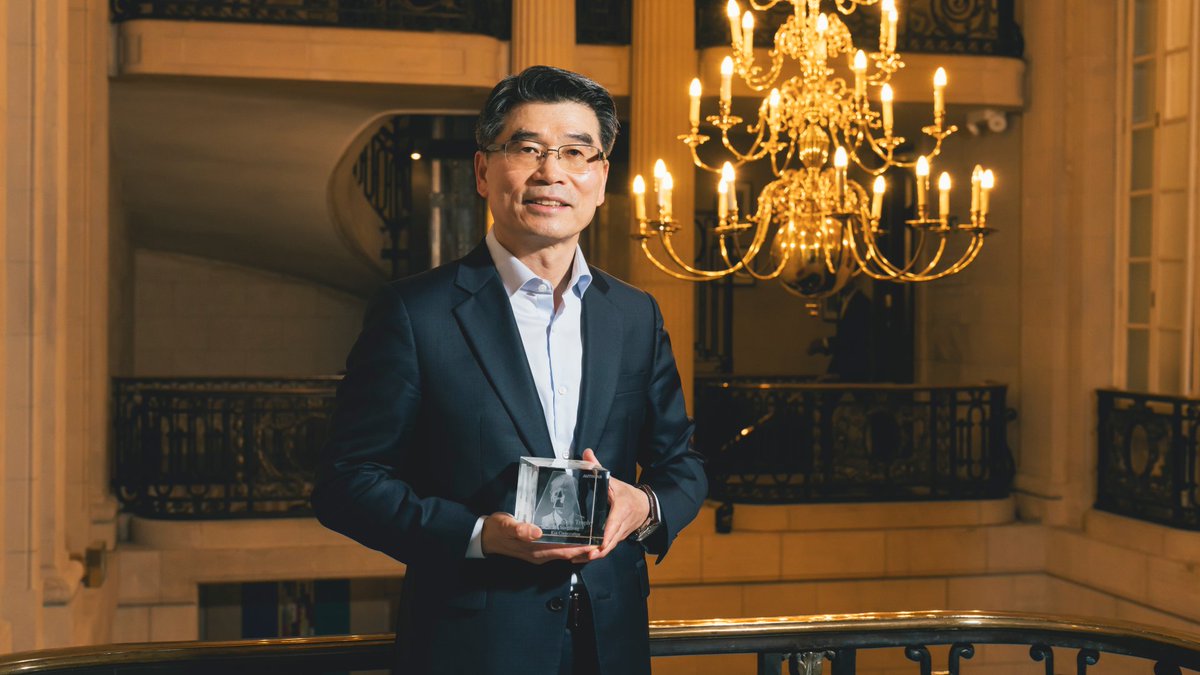 El presidente y CEO de Kia, Ho Sung Song, ha sido honrado con el mayor galardón de Autocar, el Trofeo Issigonis, junto con el premio al Mejor Coche Eléctrico del EV3, lo que refleja los avances en la misión de Kia de electrificar la movilidad.
#Kia #Autocar #IssigonisTrophy #EV3