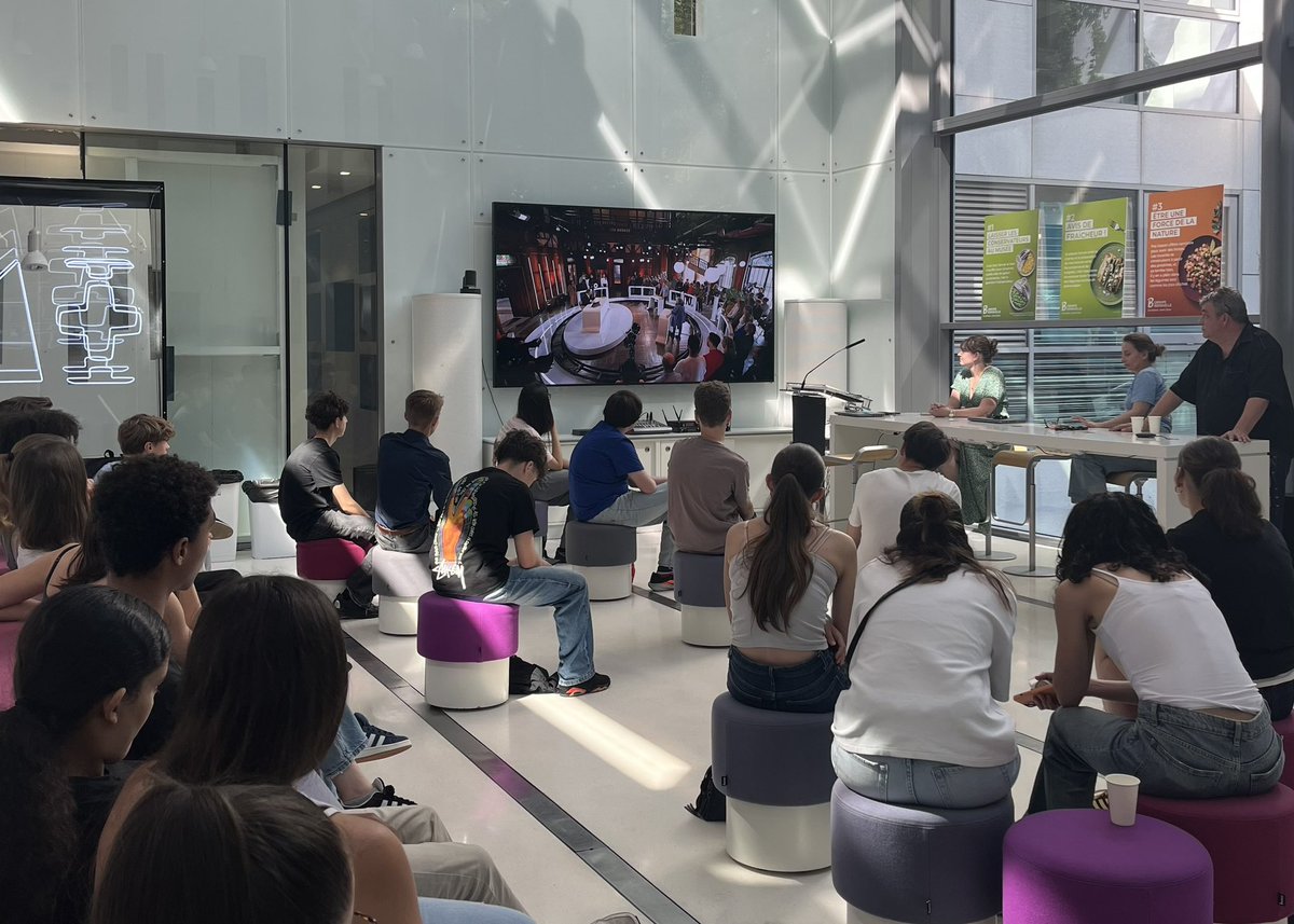 En juin, le <a href="/M6Groupe/">Groupe M6</a> a accueilli plus de 90 stagiaires d’observation venus découvrir les coulisses d’un média lors d’une immersion enrichissante. ✨
Au programme : 
📺🎥 Visite des plateaux TV, studios radio, conférences métiers et ateliers.
Deux semaines riches en rencontres !