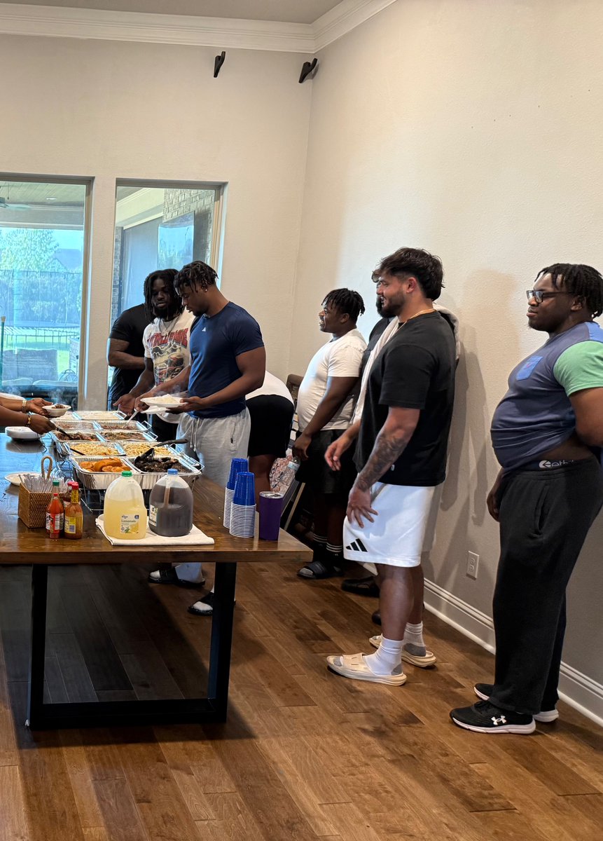 CoachTyWarren's tweet image. 1 thing about it, 2 things for sure Momma, He not going to starve with us. IYKYK… Cooked &amp;amp; Served often at Warren’s Kitchen by way of Wifey &amp;amp; I. In order to be a BIG TIME player, you have to EAT BIG TIME. “Get in w/Us‼️”✅Fellowship ✅Eat Good✅Play Good #WE #FLIGHTCLUB26 🦉