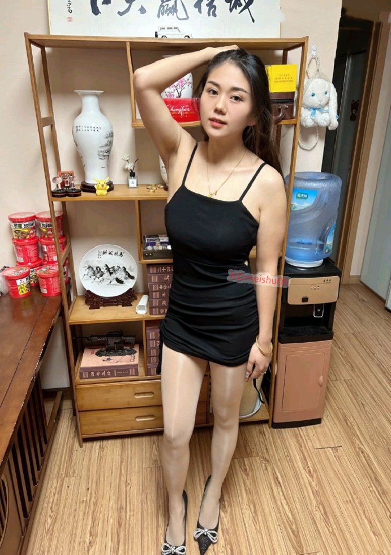 独自看店的大奶老板娘

人的幸福感是自己给的，生活总会有个未来，就像四季更迭永远有春天一样，不急不躁，该有的都会有。人，最好的心态是平静；最好的状态是简单；最好的感觉是自由；最好的心情是童心。 https://t.co/q43yeLR5Es