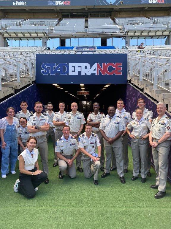 DRHATofficiel's tweet image. 👏 Le Général de Corps d’Armée Frédéric GOUT commandant la @DRHATofficiel a salué l’engagement des ambassadeurs de l’@armeedeterre réunis au @StadeFrance
👉Merci à tous ces militaires volontaires qui informent, rassurent et orientent les futurs engagés. Ils délivrent des…