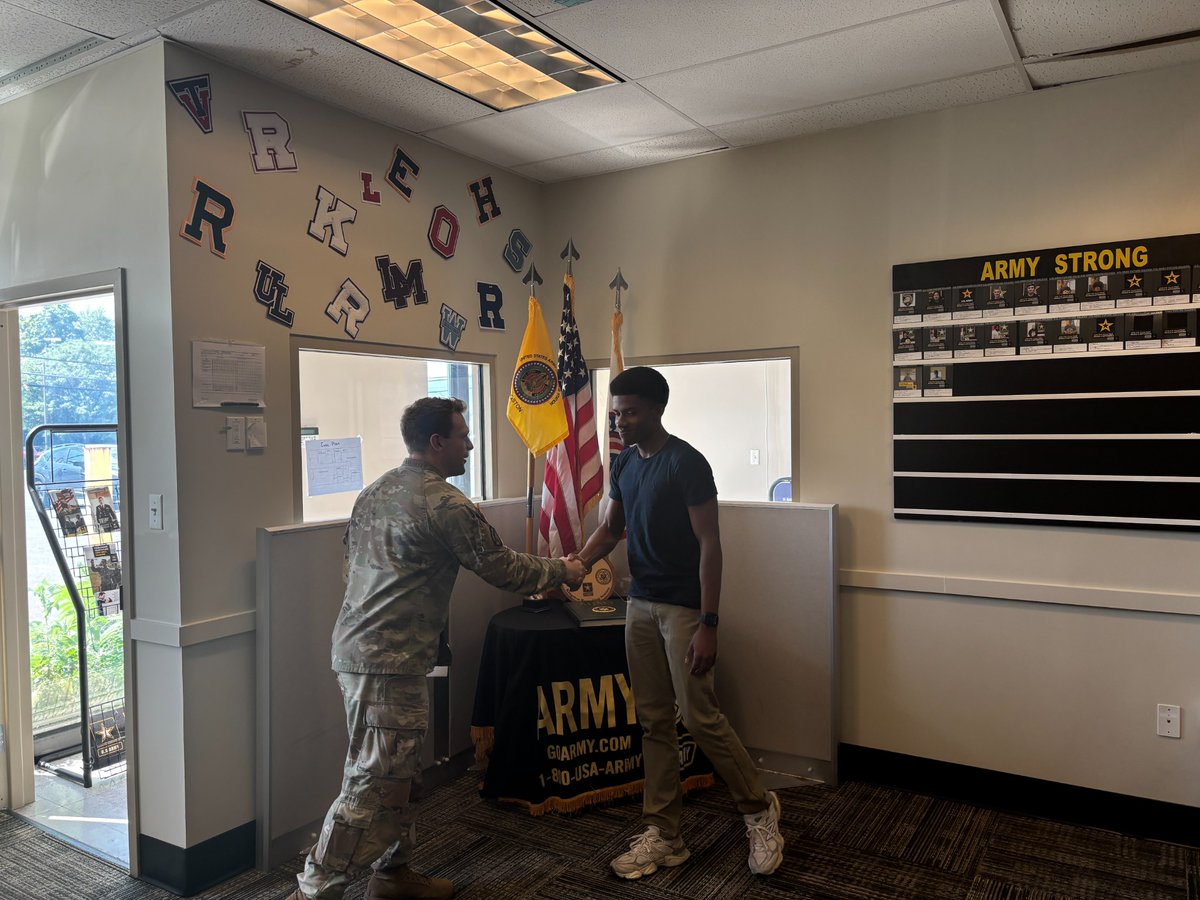 From the gridiron to the barracks— Senior Josh Holmes just took his oath to join the U.S. Army. Inspired by his father, he’s on his way to becoming a Ranger. Your dedication is an inspiration to us all. Wishing you the best! #PresidentsLeadTheWay #RangersLeadTheWay @dr_p_roman