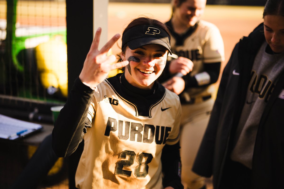 PurdueSoftball's tweet image. Happy birthday to our 2️⃣8️⃣
#BoilerUp🚂 x @jordyn_lorynn