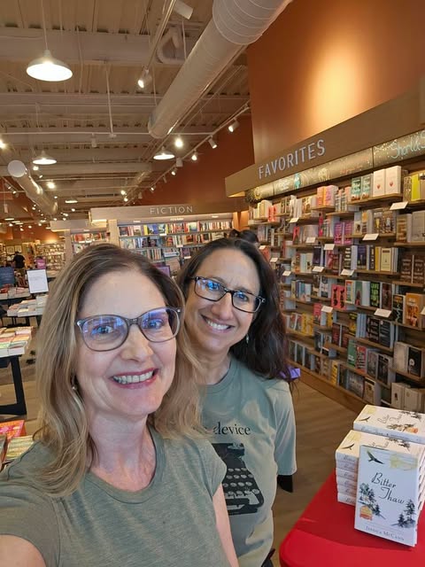 JMcCannWriter's tweet image. Great time mtg readers at brand new, shiny, gorgeous B&amp;amp;N in Phx. 2 floors! 🥰all the folks walking in w/a dazzled look and commenting how AMAZING the store smelled. Forget new car smell. #Newbooksmell beats that, hands down! 
#authorslife #booklove #histnov #soldout!