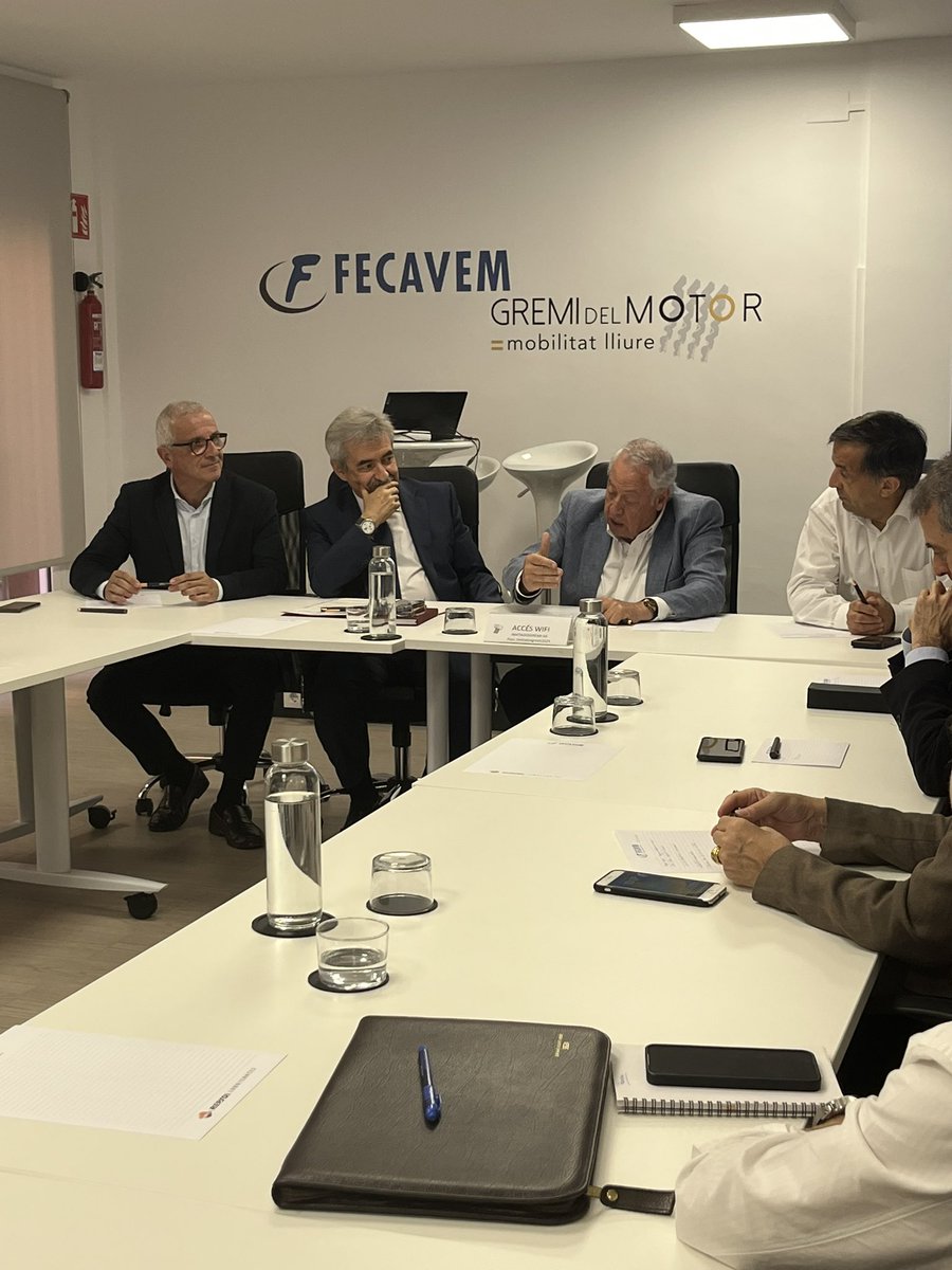 👨‍💼Isidor Garcia, director de l'Agència Catalana de Consum, es reuneix amb l'automoció catalana.

🚘La seu del Gremi del Motor i la Mobilitat de Barcelona acull una trobada amb els màxims representants #DiaEmpresa <a href="/empresacat/">Empresa</a> <a href="/consumcat/">Consum</a>