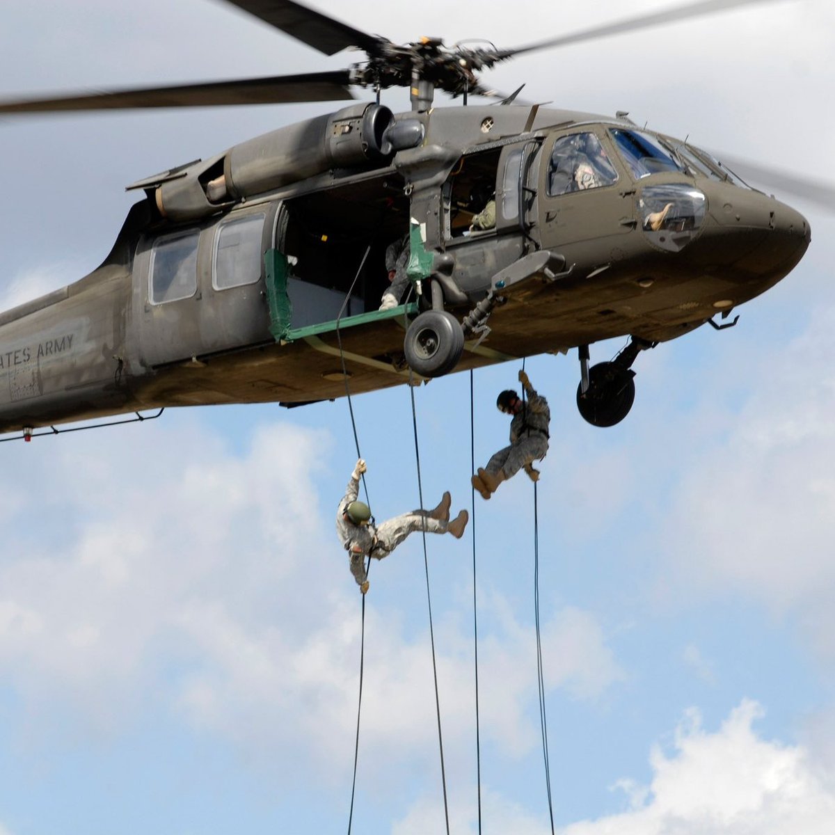 Missouri_NG's tweet image. 🚁 Air Assault Achievements! 🚁
Congrats to Sgt. Dooley of the 1139th MP Co & Spc. Lopez of the 3175th MP Co, on graduating from Air Assault School—one of the Army’s toughest courses!
From rucks to rappelling, they earned their wings through grit & discipline. #GoMoGuard