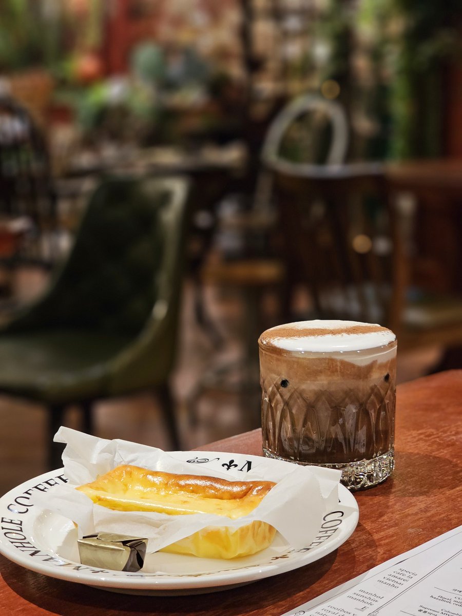 서울 당산 <맨홀커피>

CRAZY 느좋 카페.
진짜 미쳤음... 판타지 소설에서 튀어나온 것 같은 인테리어. 치즈케이크랑 초콜릿 음료도 맛있었다.
커피는 무난한 편!
이 카페 가까운 곳에 사는 사람들을 무한정 시기 질투하는 중...