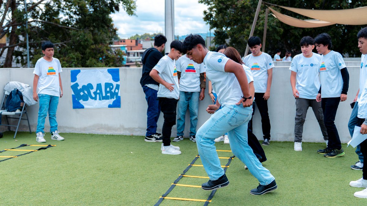 ⚽🎶 Se llevó a cabo la Mañana Deportiva de los Centros Recreativos Pirámide, una actividad que promovió el deporte, la cultura y la convivencia comunitaria, reuniendo a jóvenes y autoridades comprometidas con la prevención y el desarrollo integral.

🎺🎓 Durante el evento se