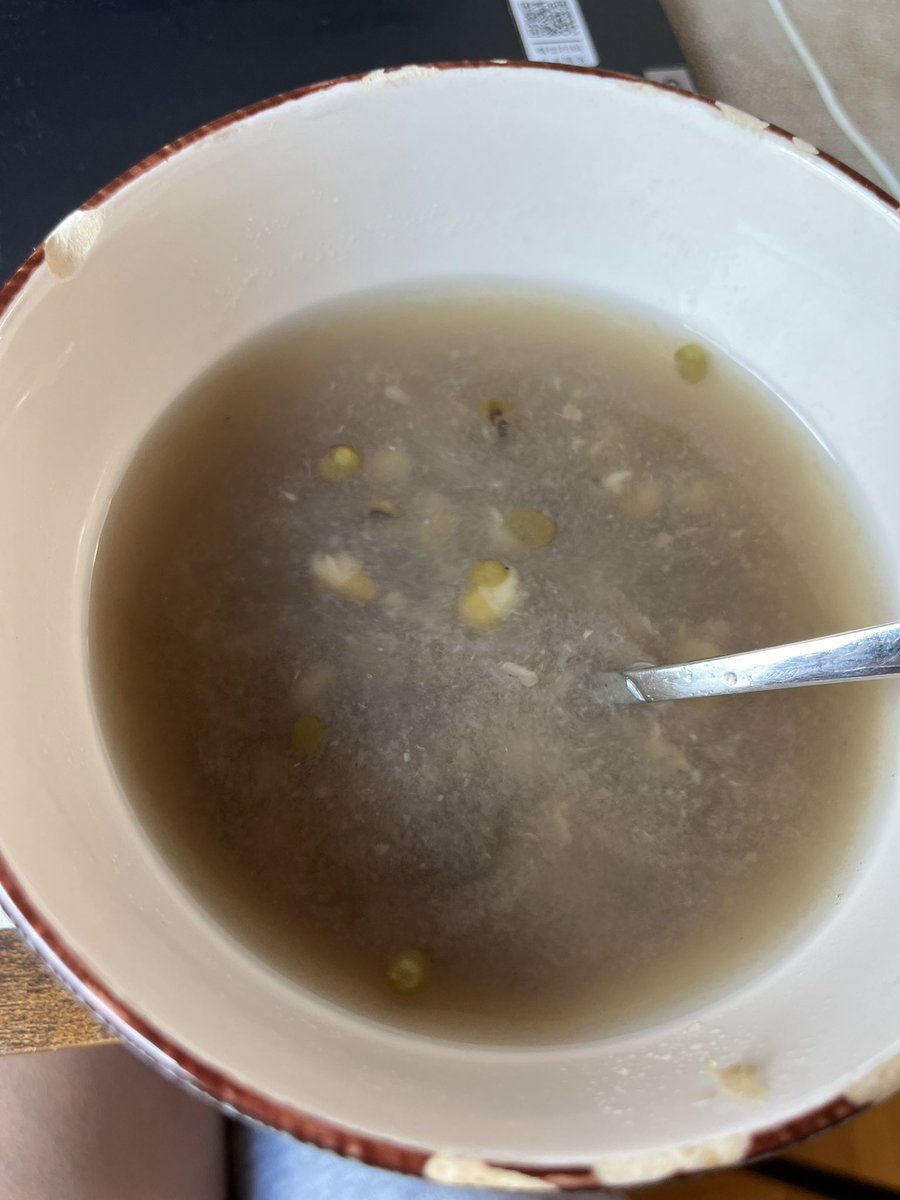 小时候家里我爸熬绿豆汤的时候总喜欢放百合薄荷什么的，总是喝不了多少。现在自己煮的终于可以纯放绿豆了，猛猛喝！